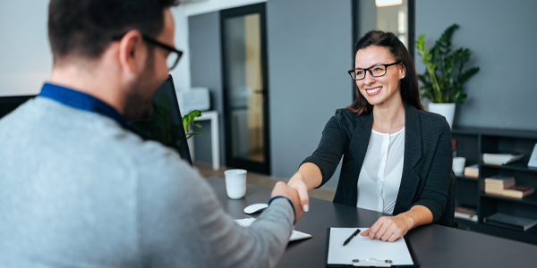 Cómo vestirse adecuadamente para una entrevista de trabajo exitosa